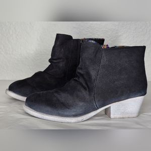 QUPID Black Suede Ankle Booties. Size: 6.5 NWOT